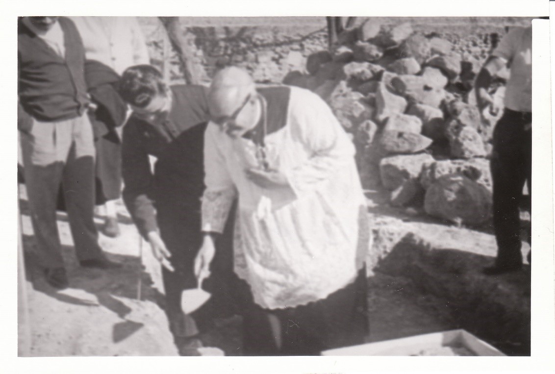 Colocación de la 1ª piedra el 11 de Diciembre de 1966, por el Señor Obispo de la Diócesis de Querétaro, Don Alfonso Toríz Cobián